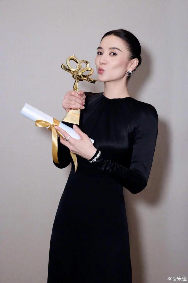 宋佳获奖后发文：恭喜1米73大美女 亲吻奖杯庆祝视后桂冠
